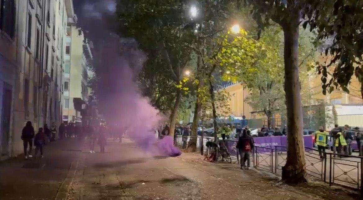 La contestazione fuori dal Franchi è finita verso le 17:45. Con un fumogeno