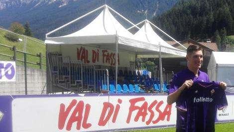 FOTO FV, Milenkovic posa con la sua nuova maglia