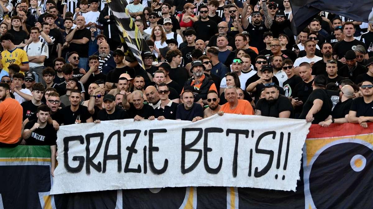 Alla faccia della poca rivalità: i tifosi della Juve espongono lo striscione: "Grazie Betis"
