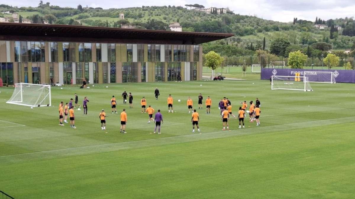 Inizia la rifinitura al Viola Park: clima disteso, c'è anche Dodo. Le immagini