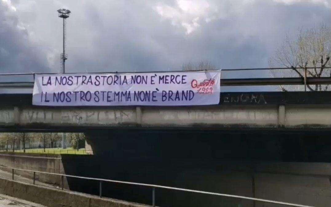 FOTO FV, Altro striscione: "Stemma non è brand"