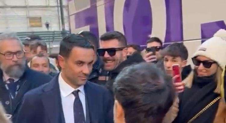 VIDEO FV, La carica dei tifosi alla squadra pre partita