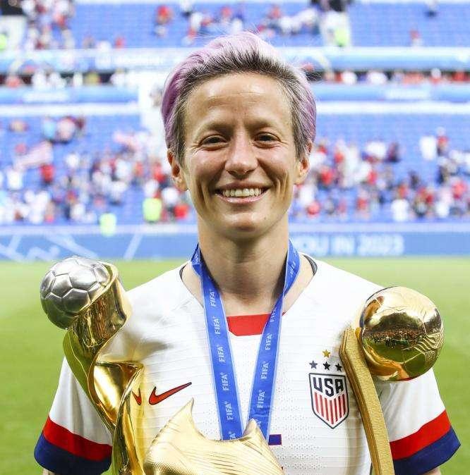 RAPINOE, Viola la omaggiano con maglia speciale