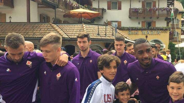 FOTO E VIDEO FV, PASSEGGIATA VIOLA A MOENA: GERSON E CHIESA I PIÙ ACCLAMATI
