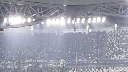 JUVE, Cori contro tifosi Sporting con maglie viola 