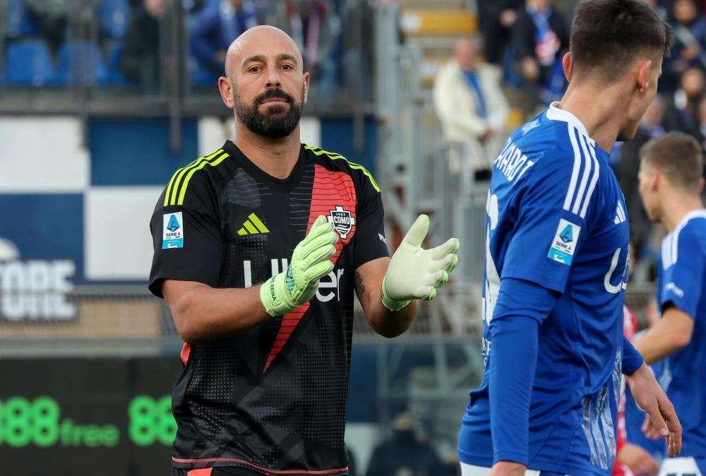 Calcio, lo spagnolo Pepe Reina si ritira a 42 anni: "Finisce una carriera bellissima"