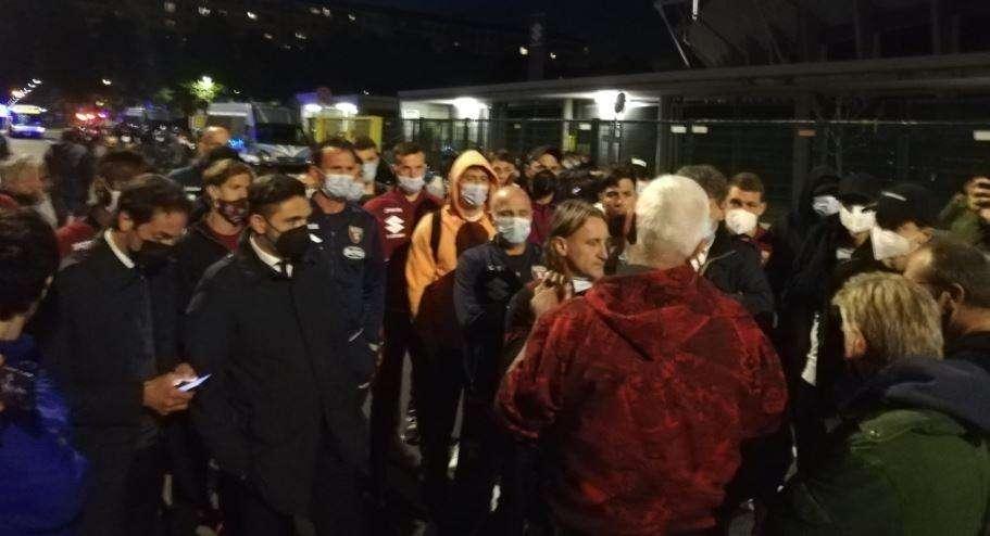 TORINO, Tifo contro Cairo fuori da stadio: "Vattene"