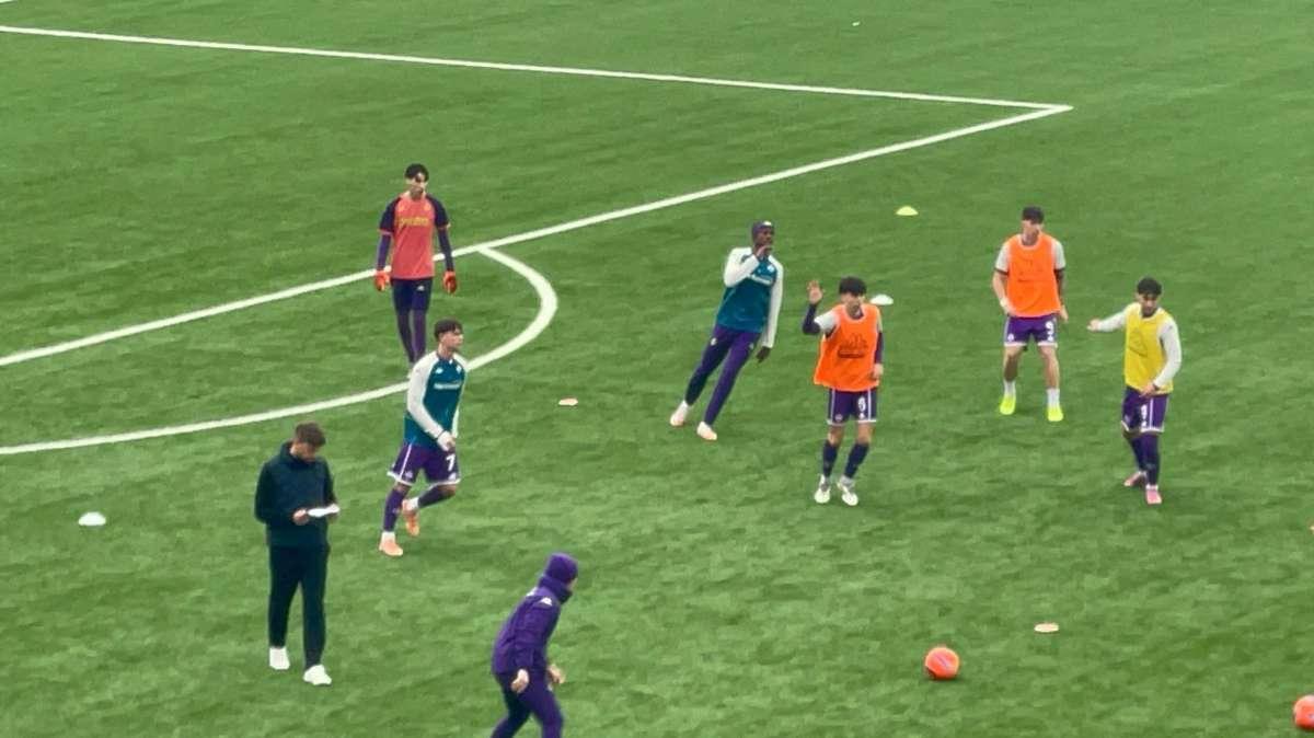 Kouame titolare con la Fiorentina Primavera: le immagini del riscaldamento 