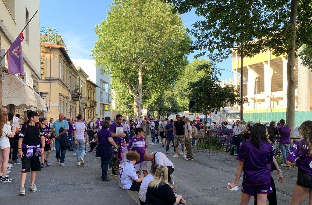 FOTO FV, Già tanti i tifosi al Franchi, tutti in viola