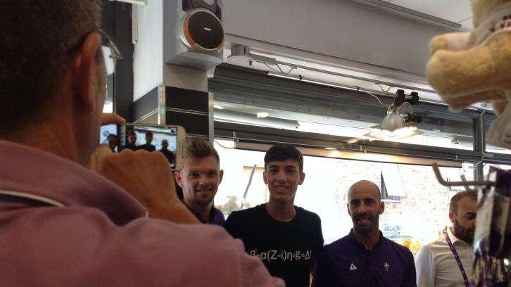 FOTO FV, E un neo baby viola si fa la foto con i big