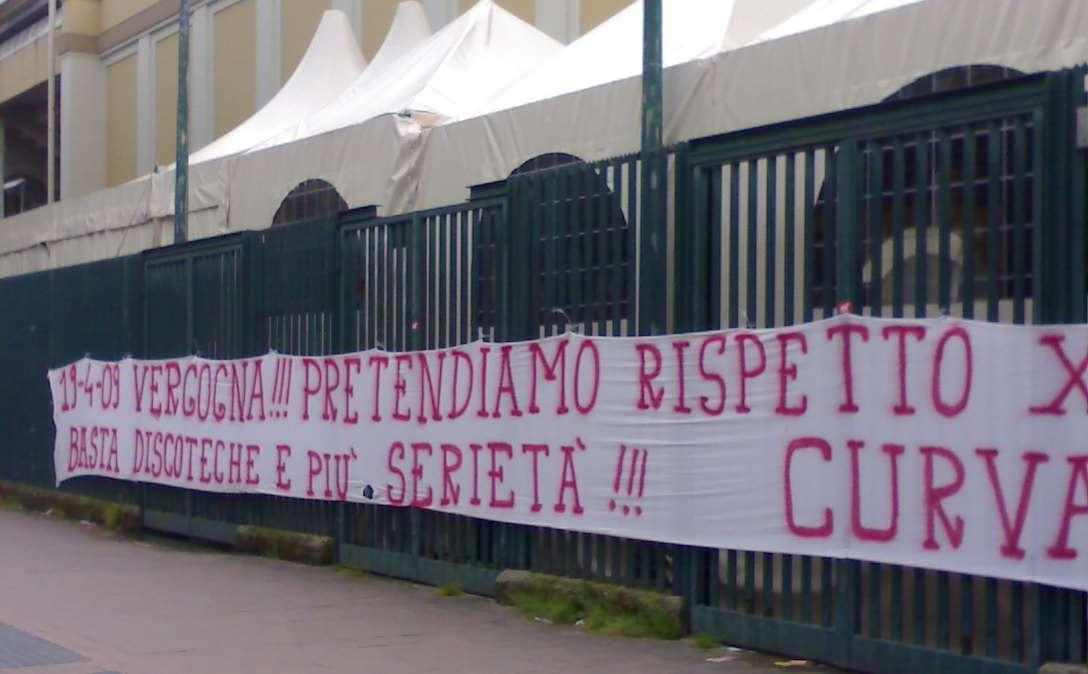 LE FOTO, Striscione contro la squadra
