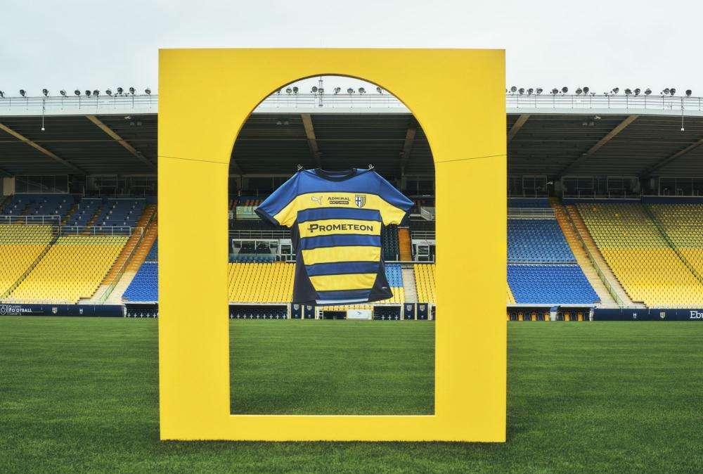 PARMA, Presentata maglia da trasferta a righe orizzontali