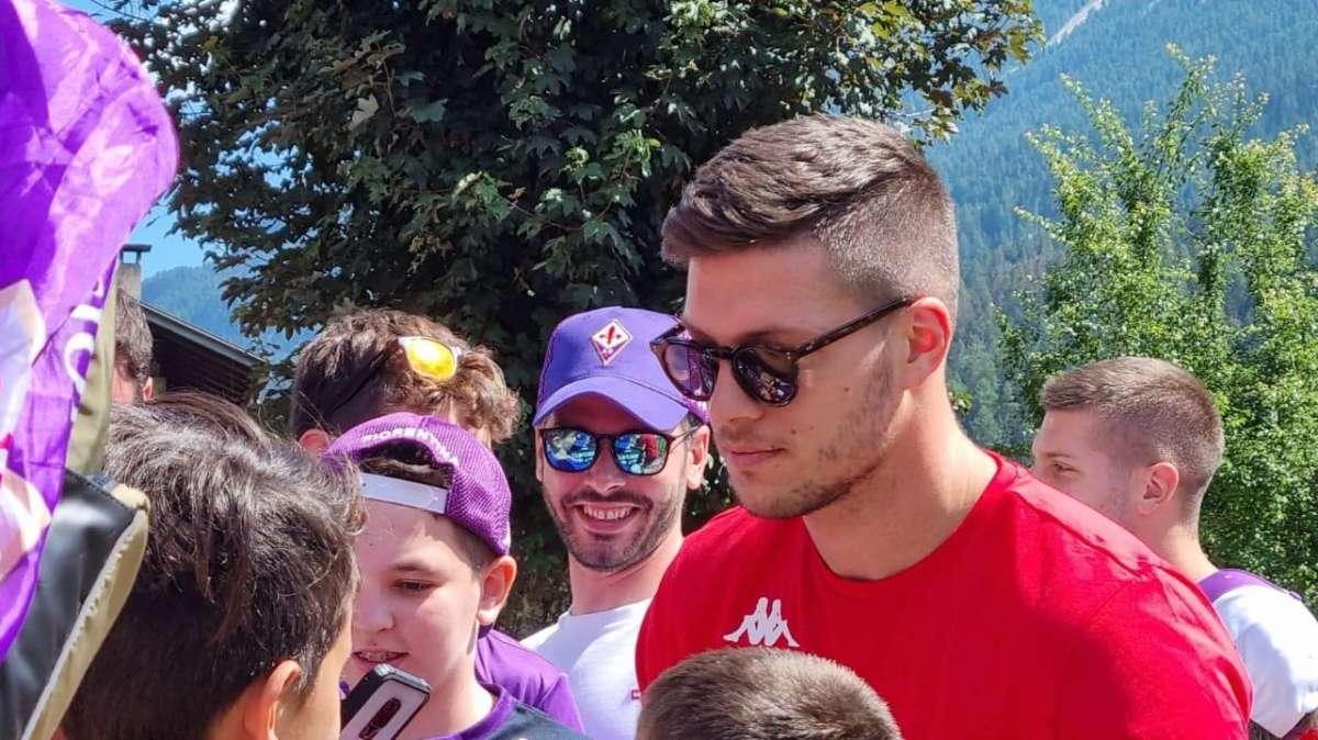 FOTO FV, Giorno libero ma autografi e foto per Jovic 