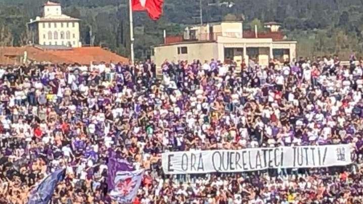 FOTO, Striscione ironico contro i DV e le querele