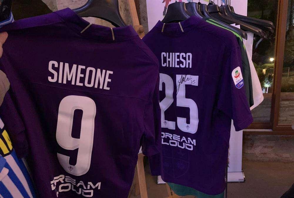 FOTO FV, Le due maglie viola per l'asta benefica