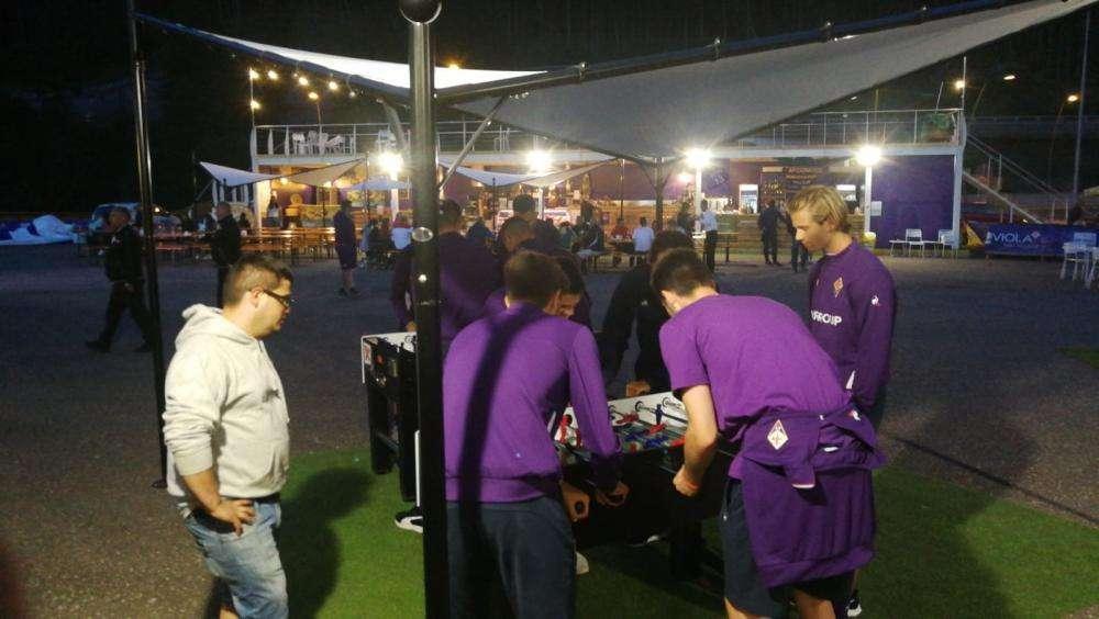 FOTO FV, I viola giocano a biliardino al Viola Village