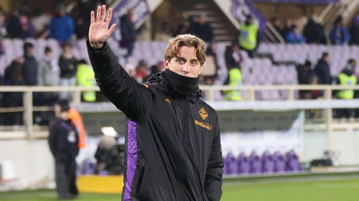 Bove entra in campo prima di Fiorentina-Inter e il Franchi lo applaude