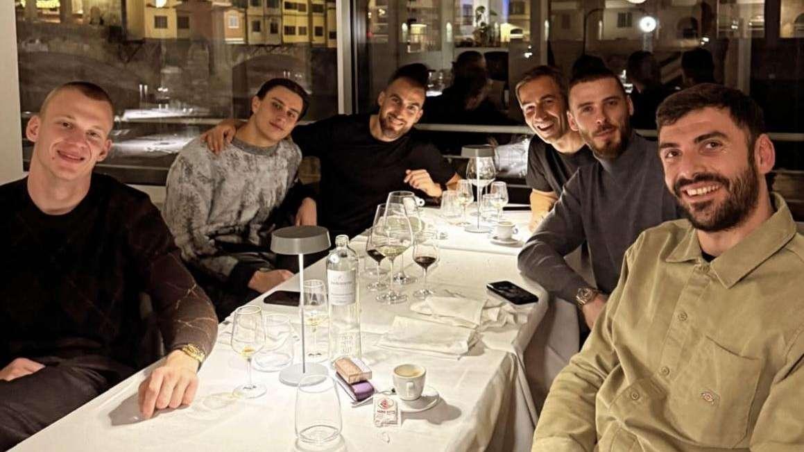 DE GEA, Promessa mantenuta: offre la cena ai portieri