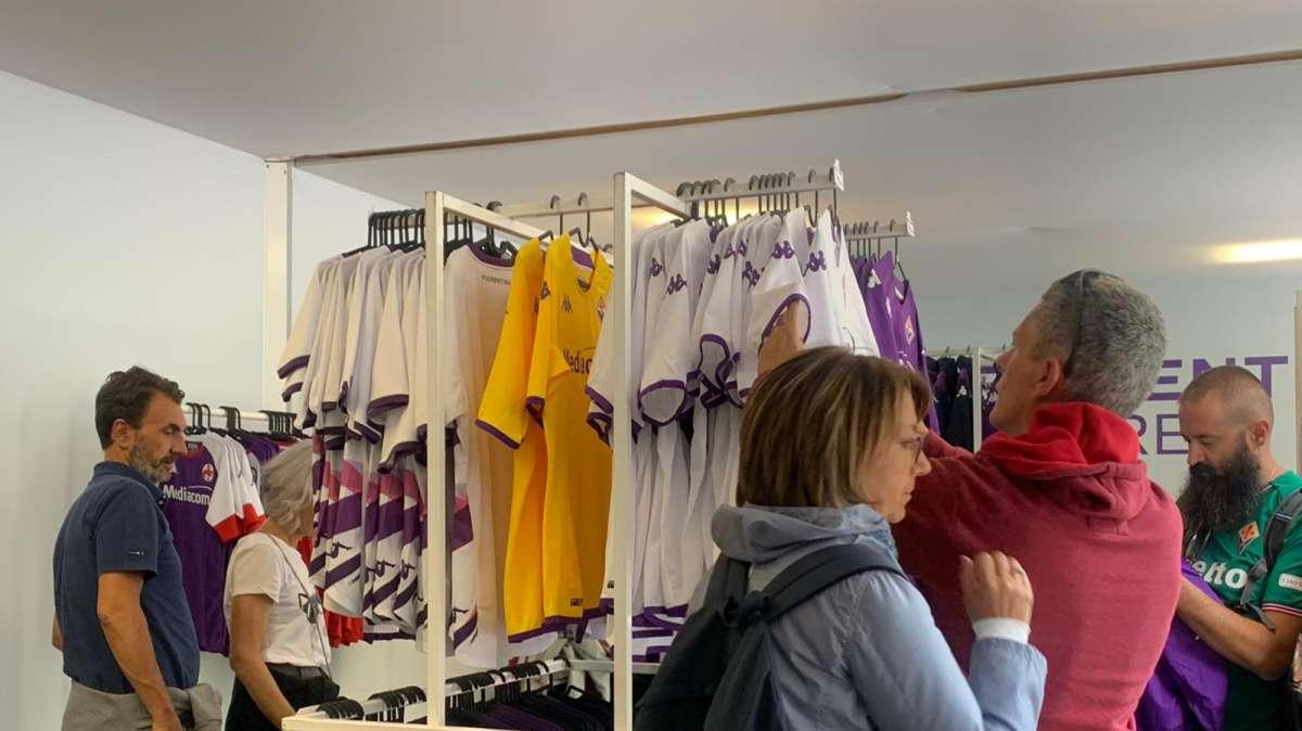 FOTO FV, Tanti tifosi allo store viola di Moena