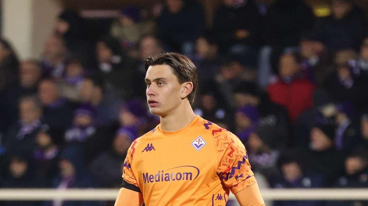 Martinelli condivide l'abbraccio con l'amico De Gea e un cuore per l'Old Trafford