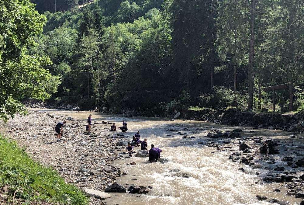 VIDEO FV, I giocatori a rilassare i muscoli nel fiume