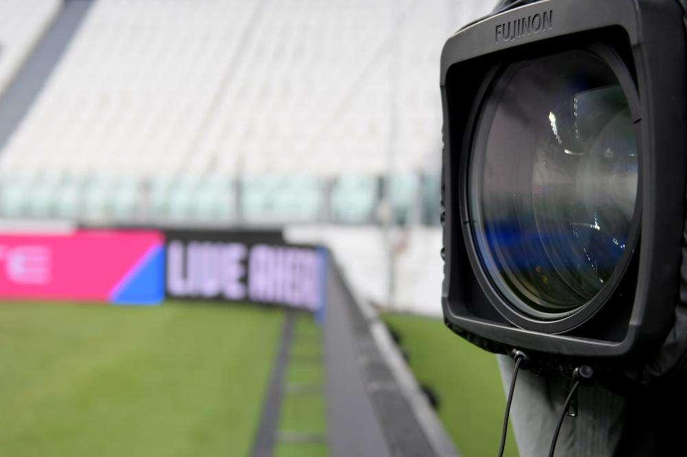 TV, Calano gli spettatori: Sky chiede lo sconto alla A