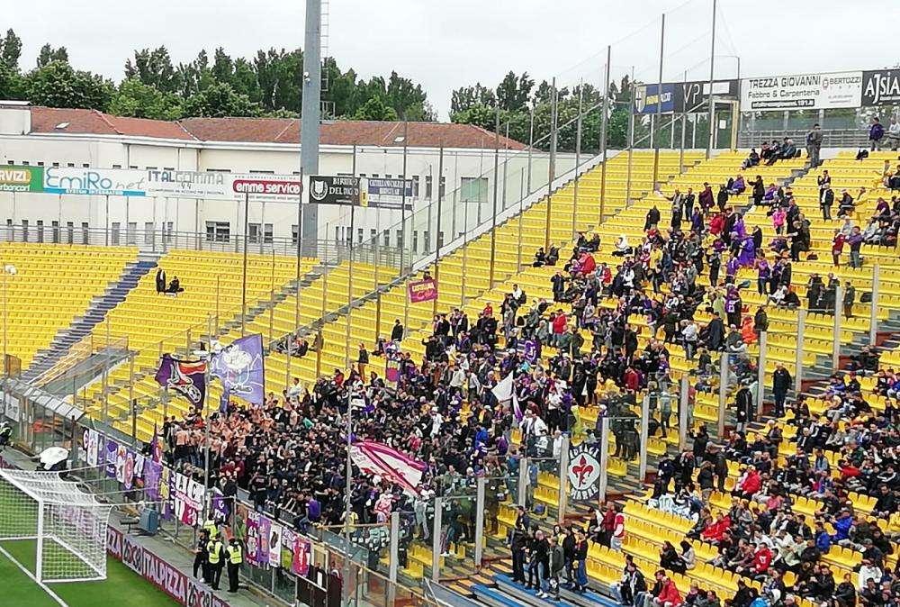 VIOLA, Settore degli ospiti gremito. I tifosi...