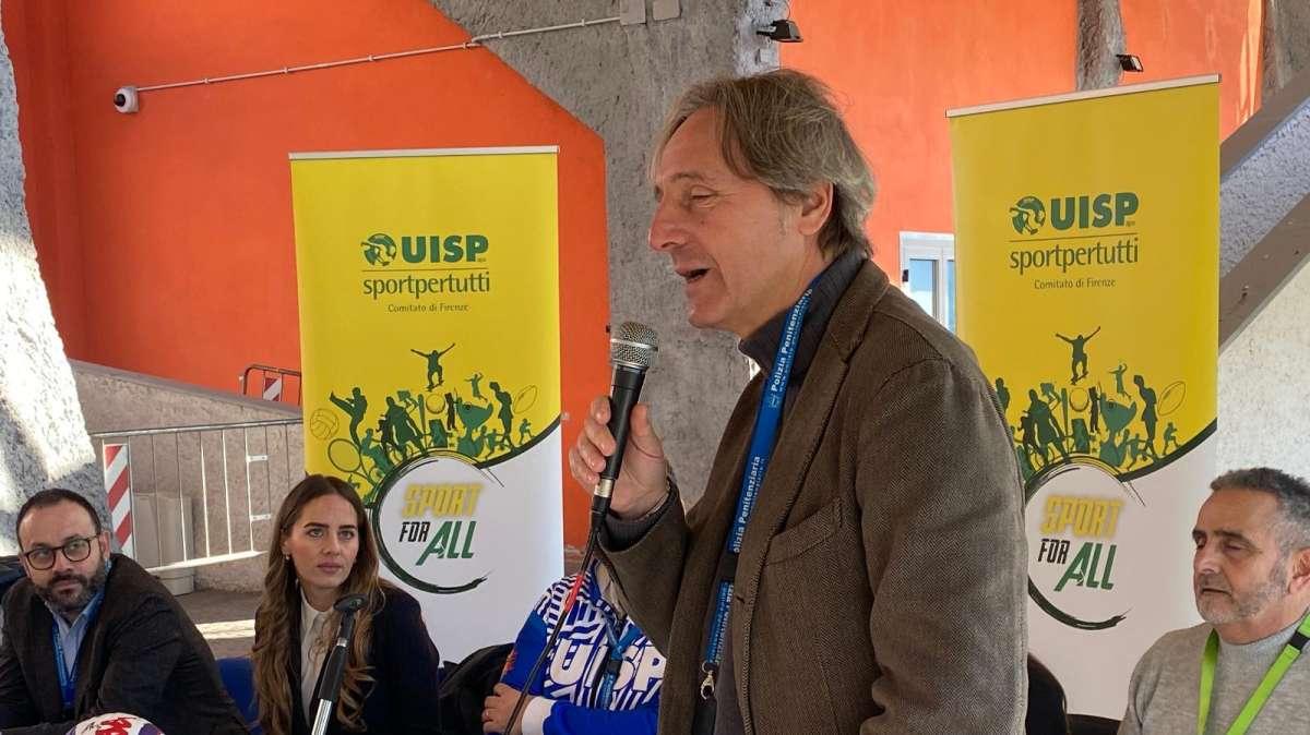 FERRARI, Alla partita a Sollicciano, dona pallone dei viola