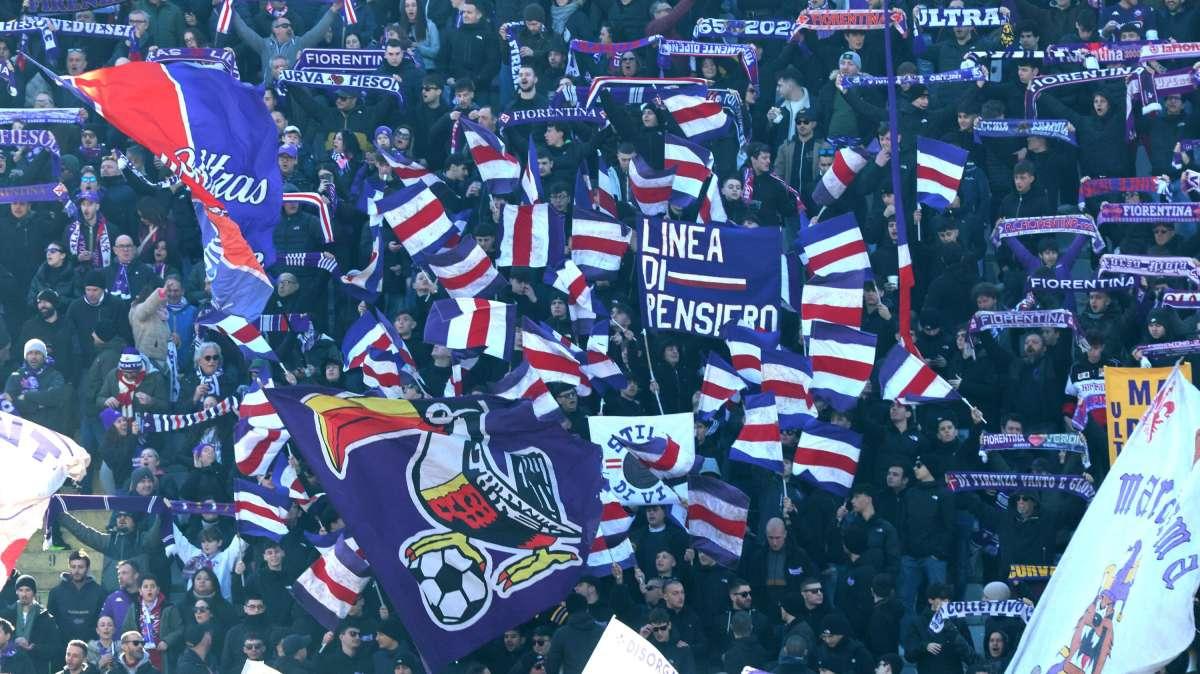 Le due facce del Franchi al termine di Fiorentina-Como: fischi e cori