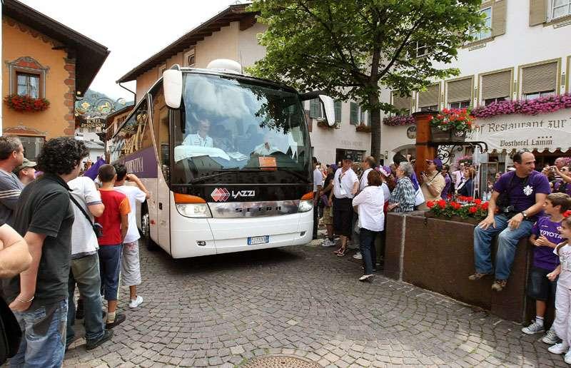 PERETOLA, Pullman accolto da due ali di folla