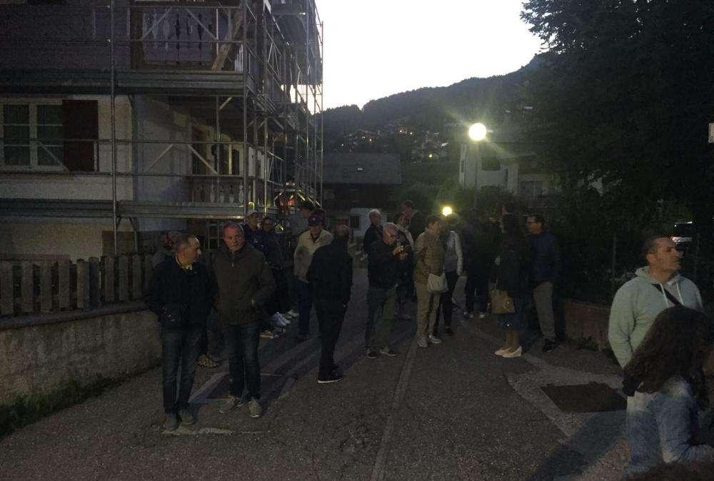 FOTO FV, Tifosi fuori dall'albergo viola per ADV