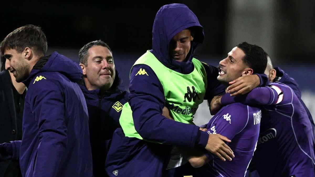 Alle 15 Fiorentina-Hellas, Mandragora e Sohm con Nicolussi, Fagioli verso la panchina. Davanti Gud-Kean