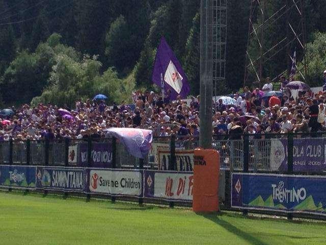 MOENA, Tribuna già piena in attesa dell'amichevole