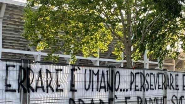 FOTO, Due striscioni: "Pradè e Barone: sveglia!"