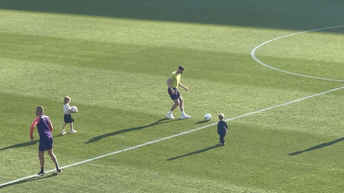 Le tenere immagini di Gosens babbo: gioca in campo con i bambini
