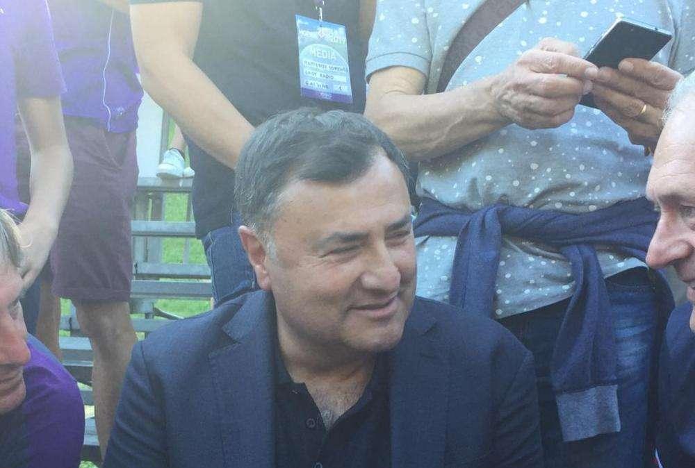 BARONE, Siparietto con un bambino sul mercato