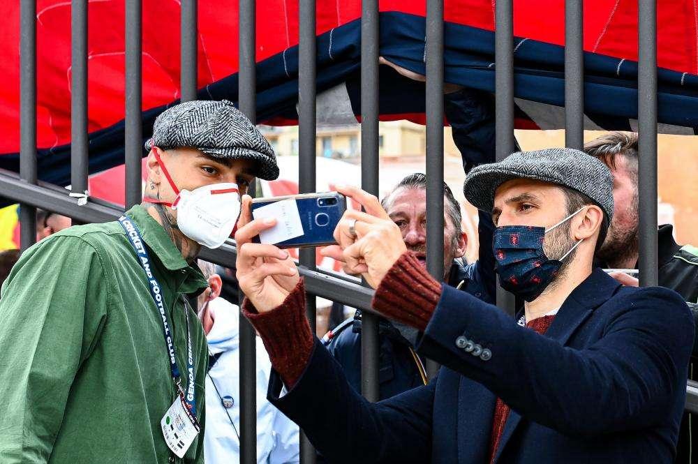 GENOA, Tifosi fuori da stadio festeggiano salvezza