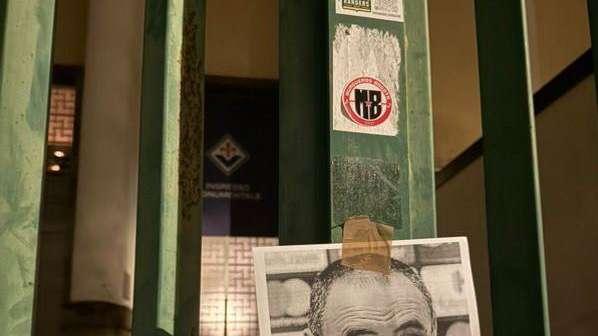 Social, volantini e striscioni: i tifosi hanno scelto Sarri. Ma la Fiorentina sfoglia una margherita più ampia