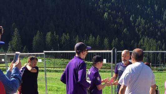 VIDEO FV, Pioli si ferma agli autografi con i tifosi