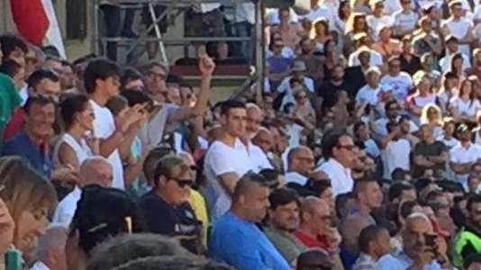 FOTO FV, Commisso in tribuna saluta le curve