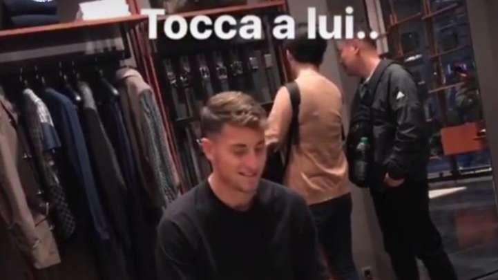 FOTO, Shopping griffato per due giovani viola