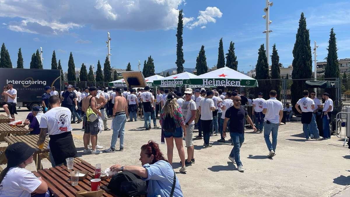 FOTO FV, FanZone ad Atene: marea viola fuori dall'Olimpico