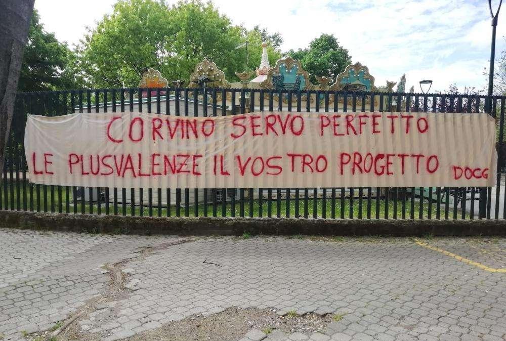 FOTO FV, Striscione contro Corvino vicino viale Fanti