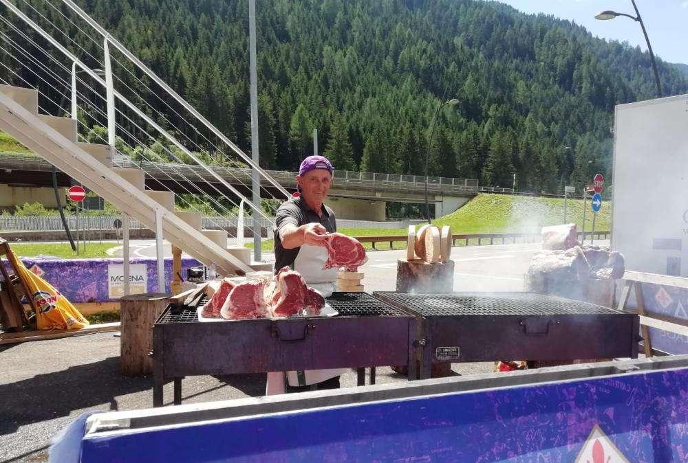 FOTO FV, A Moena pronte le bistecche per Bigica