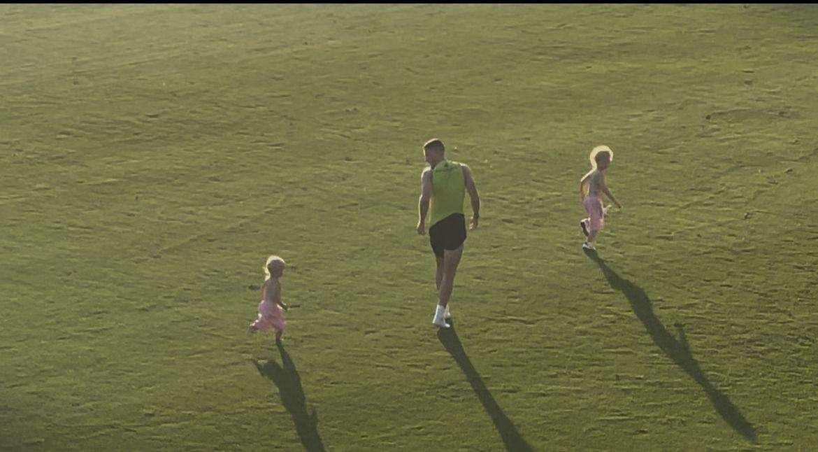Gosens e un fine allenamento coi figli: il tedesco si ferma sul campo con i bambini