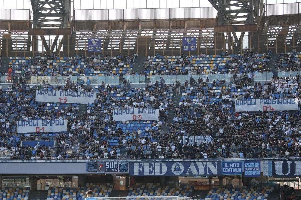 NAPOLI, Striscioni coi ko più dolorosi: anche quello coi viola