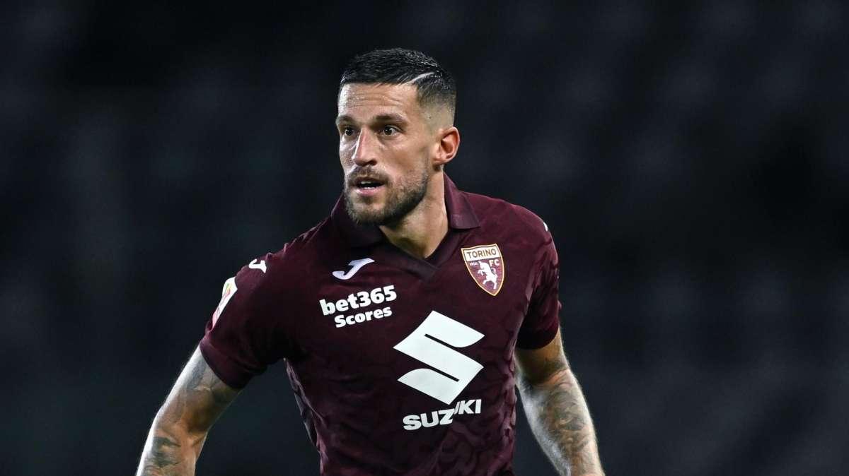 Biraghi sotto il settore ospiti a fine gara. L'ex capitano salutato con affetto dai tifosi viola