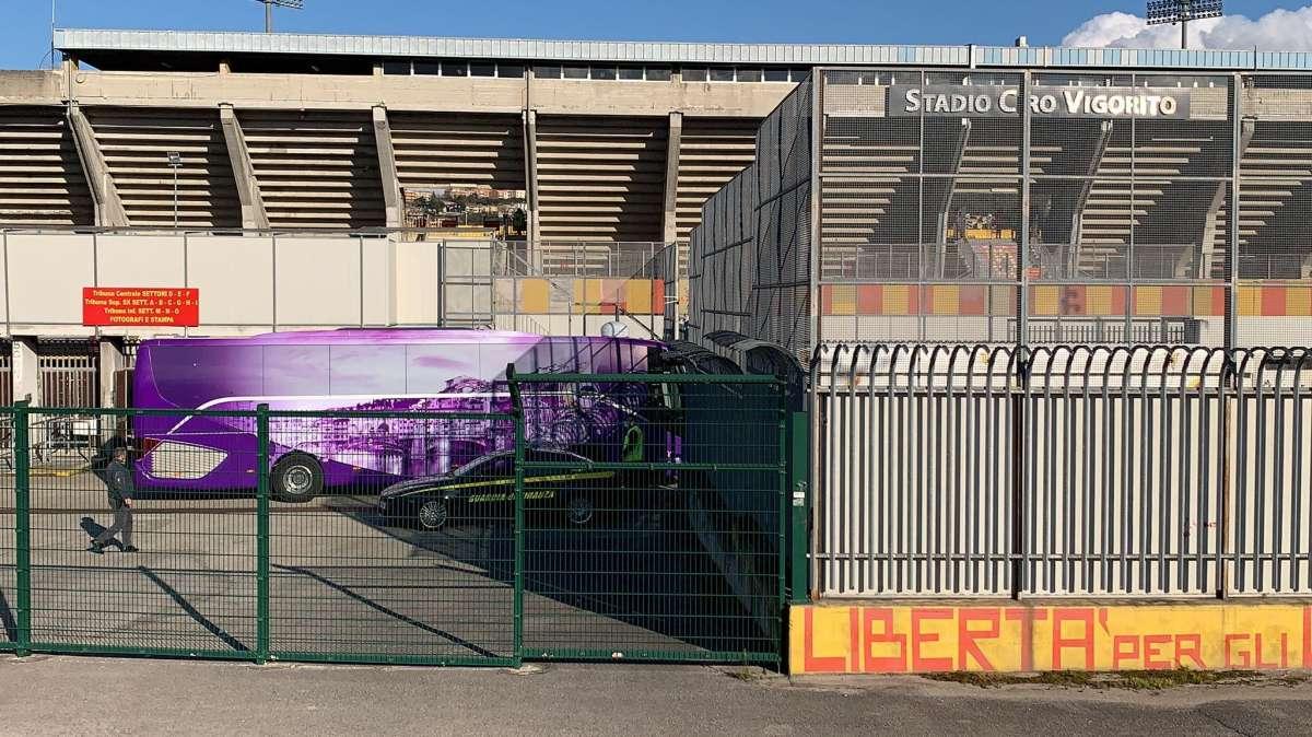 VIDEO FV, La Fiorentina arriva allo stadio Vigorito