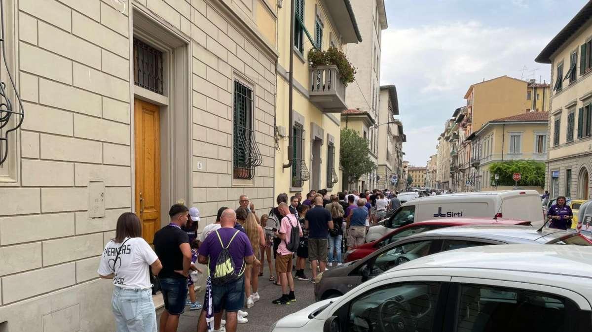 FOTO FV, Lunga coda per biglietti ad un'ora dalla partita
