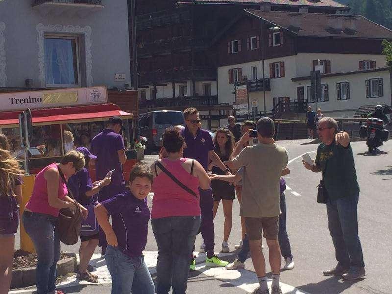 FOTO FV, Ilicic sommerso dall'affetto dei tifosi a Moena